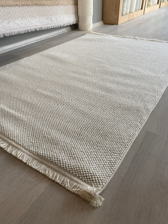 Amore Serisi Beyaz Bukle Dokuma Toz Vermez Makine Halısı EK-0258